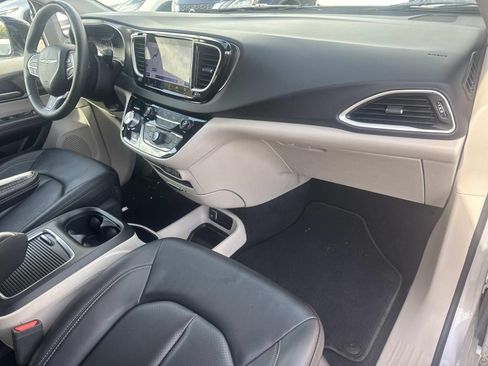 Used 2024 Chrysler Pacifica Touring-L FWD image 12