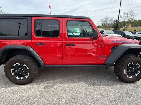 Used 2025 Jeep Wrangler Unlimited Rubicon 4xe w/ Convenience Group AWD/4WD image 7