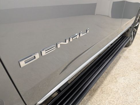 Used 2023 GMC Yukon Denali w/ Advanced Technology Package image 9