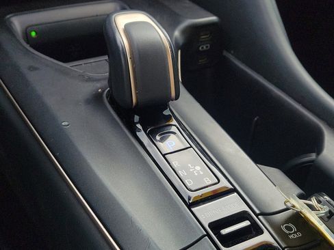 Used 2023 Toyota Crown Limited image 33