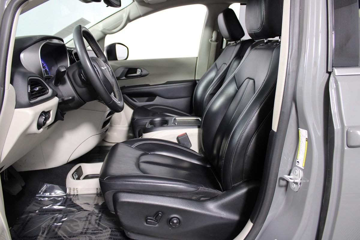 Used 2023 Chrysler Pacifica Touring-L FWD image 7