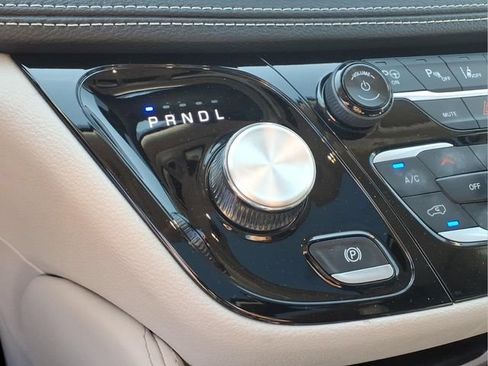 Used 2024 Chrysler Pacifica Limited FWD image 11