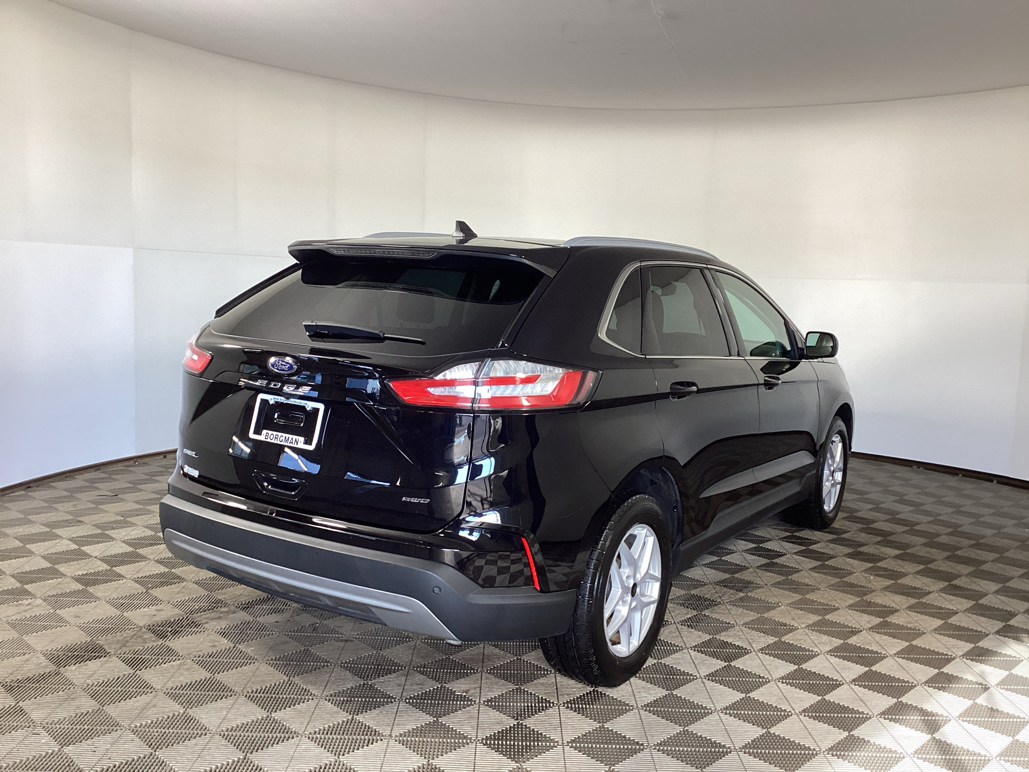 Certified 2024 Ford Edge SEL w/ Convenience Package AWD/4WD image 2