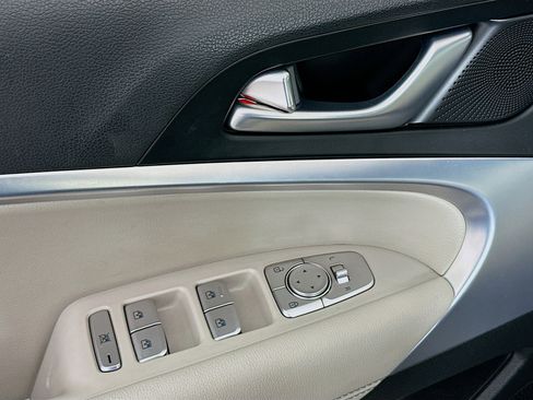 Used 2023 Genesis G70 2.0T image 15