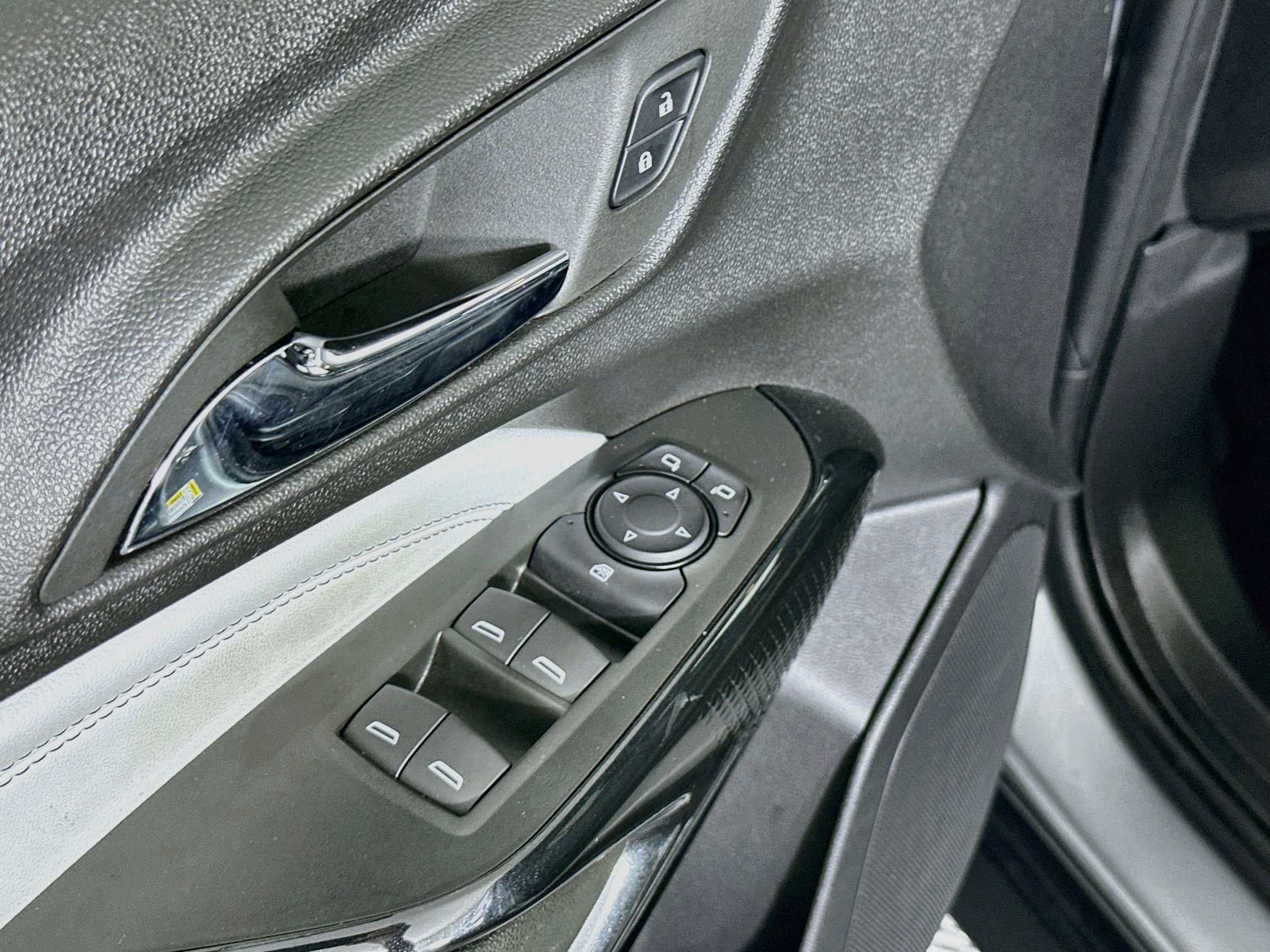 Used 2025 Chevrolet Trax LT FWD image 15