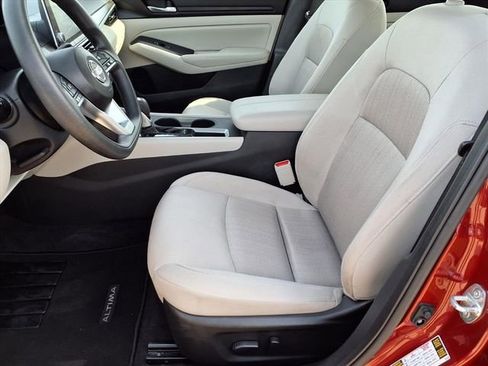 Used 2025 Nissan Altima 2.5 SV image 9