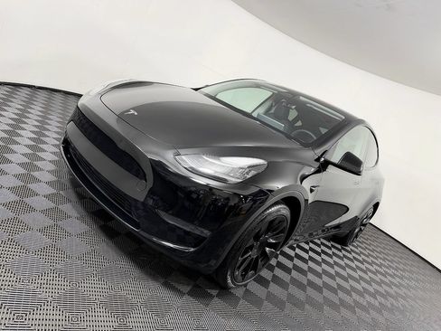Used 2023 Tesla Model Y Long Range AWD/4WD image 16