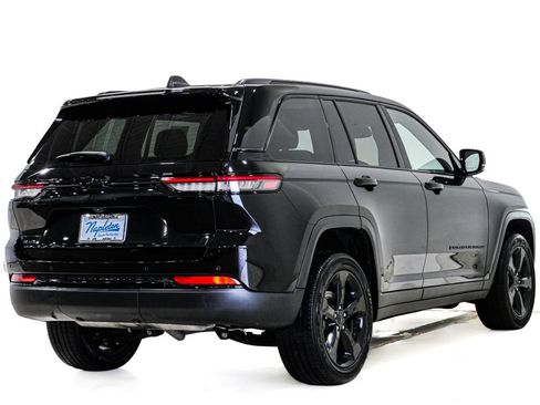 Used 2023 Jeep Grand Cherokee Altitude AWD/4WD image 7