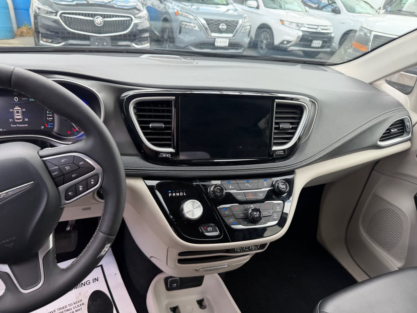 Used 2024 Chrysler Pacifica Limited FWD image 19