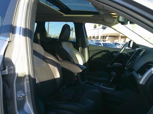 Used 2018 Jeep Cherokee Latitude Plus w/ Comfort/Convenience Group image 13