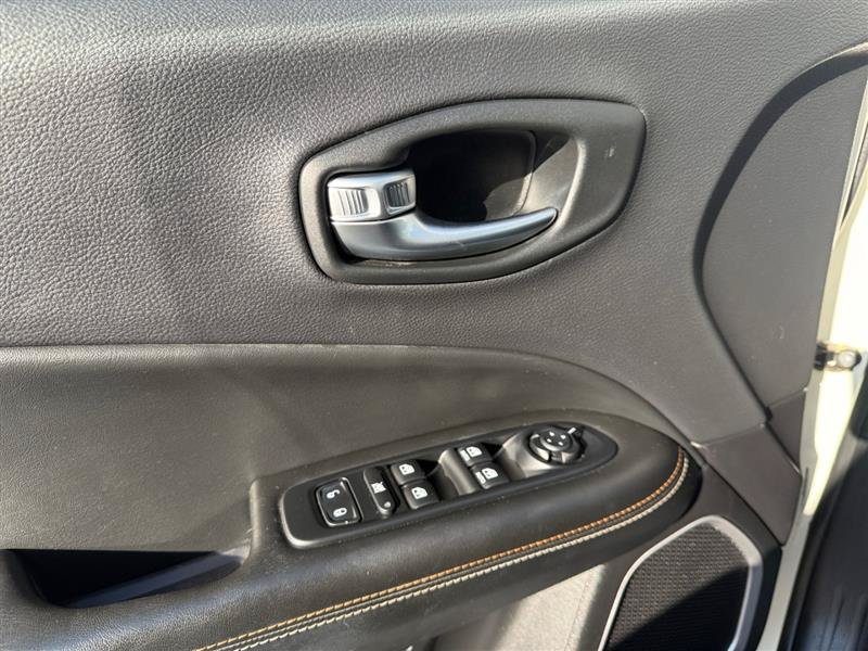 Used 2018 Jeep Compass Latitude w/ Popular Equipment Group AWD/4WD image 34