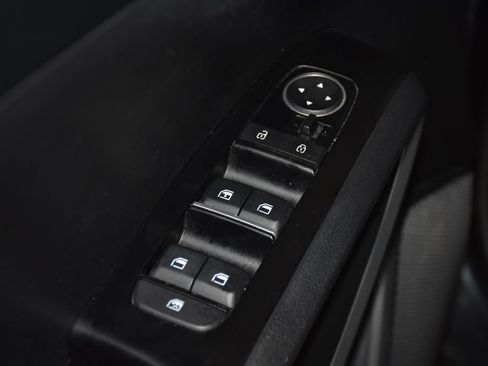 Used 2025 Kia Soul LX w/ LX Technology Package FWD image 24