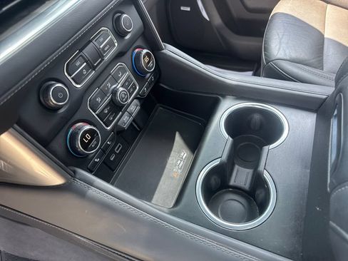 Used 2022 Chevrolet Tahoe Z71 w/ Luxury Package AWD/4WD image 18