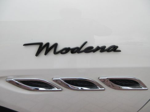 Used 2022 Maserati Quattroporte Modena image 2