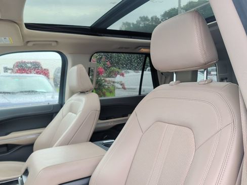 Used 2024 Ford Expedition Limited RWD image 9