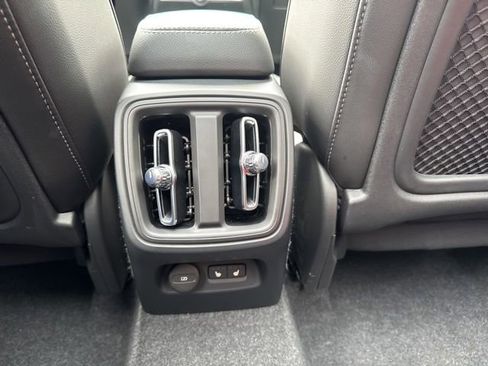 Certified 2025 Volvo XC40 B5 Core AWD/4WD image 17
