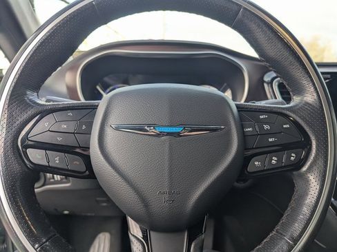 Used 2020 Chrysler Pacifica Limited image 18