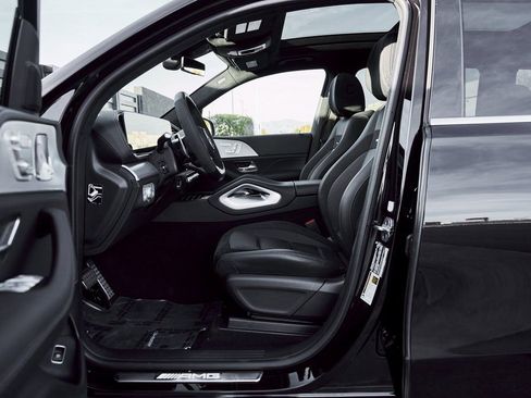 Used 2025 Mercedes-Benz GLS 63 AMG 4MATIC image 32