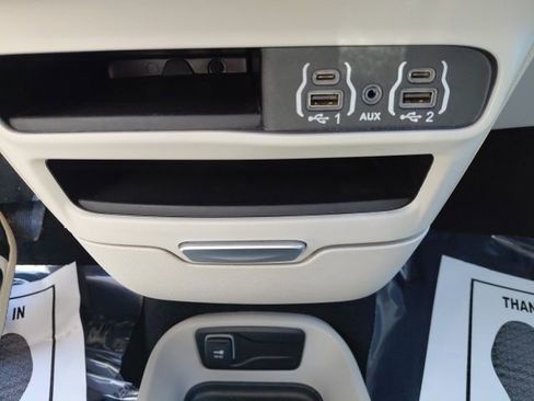 Used 2024 Chrysler Pacifica Touring-L image 24