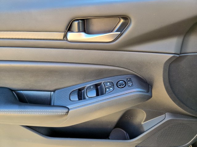 Used 2024 Nissan Altima 2.5 SV w/ SV Premium Package FWD image 25
