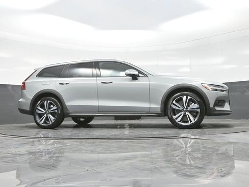 Used 2025 Volvo V60 B5 Cross Country Plus image 34