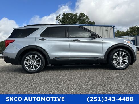 Used 2022 Ford Explorer XLT w/ Equipment Group 202A image 6
