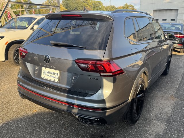 Used 2024 Volkswagen Tiguan SE R-Line AWD/4WD image 4