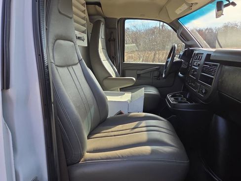 Used 2019 Chevrolet Express 3500 w/ Driver Convenience Package image 13