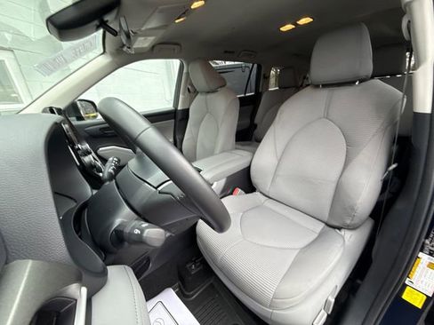 Used 2024 Toyota Highlander LE image 23