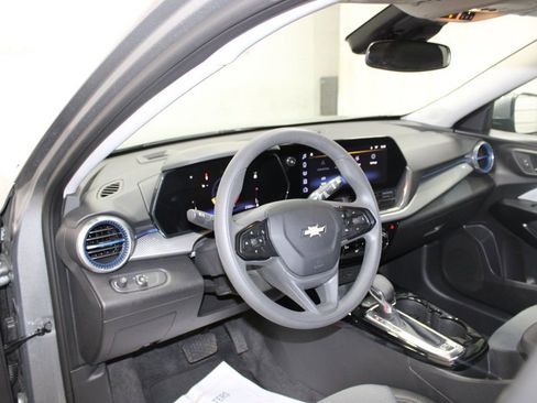 Used 2025 Chevrolet Trax LT FWD image 13