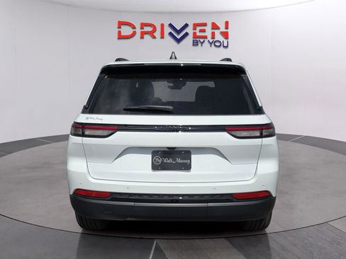 New 2025 Jeep Grand Cherokee Altitude image 4