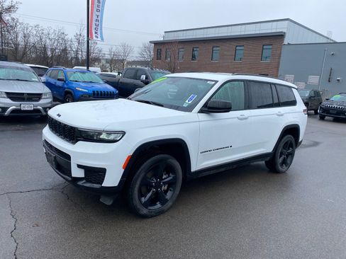 Used 2023 Jeep Grand Cherokee L Laredo image 3