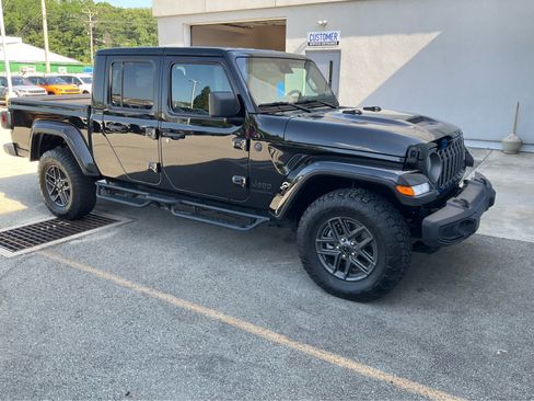 Certified 2025 Jeep Gladiator Sport AWD/4WD image 2