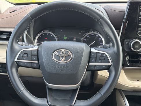 Used 2022 Toyota Highlander XLE AWD/4WD image 14