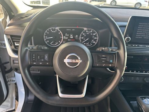 Used 2022 Nissan Rogue SV image 11