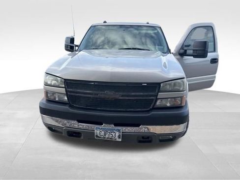 Used 2005 Chevrolet Silverado 2500 LT w/ Heavy-Duty Power Package AWD/4WD image 3