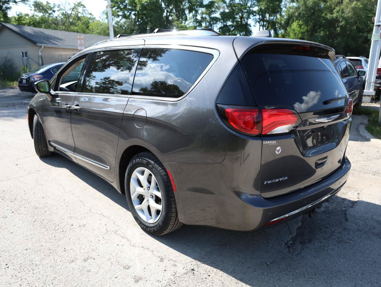 Used 2018 Chrysler Pacifica Touring-L Plus w/ Tire & Wheel Group FWD image 8