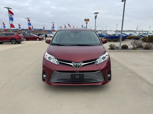 Used 2020 Toyota Sienna XLE image 2