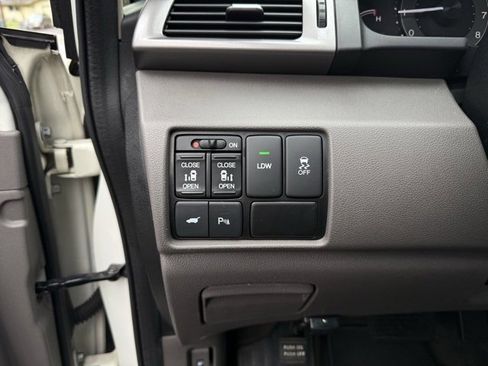 Used 2015 Honda Odyssey Touring Elite image 17