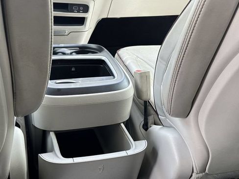 Used 2019 Chrysler Pacifica Limited FWD image 14