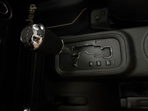Used 2018 Jeep Wrangler Unlimited Rubicon w/ Connectivity Group AWD/4WD image 15