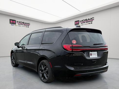 New 2026 Chrysler Pacifica Select image 5