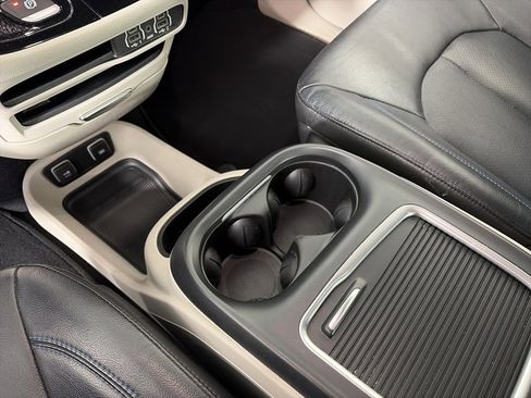 Used 2021 Chrysler Pacifica Touring-L image 21
