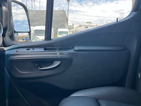 Used 2025 Mercedes-Benz Sprinter 2500 image 28