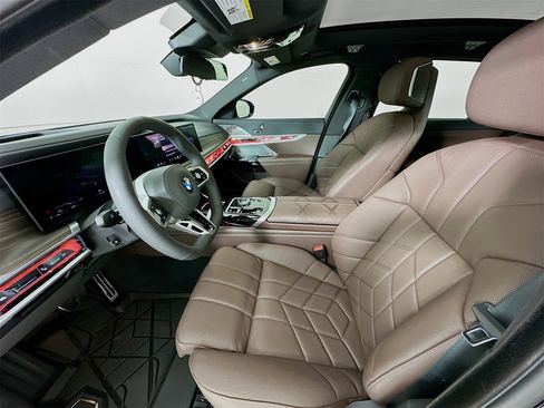 Used 2025 BMW 760i xDrive w/ Executive Package image 22