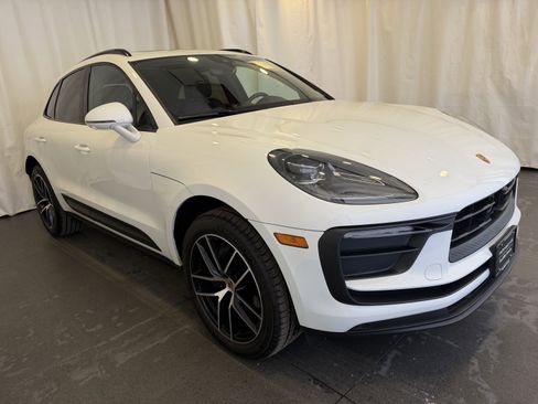 Certified 2025 Porsche Macan image 7