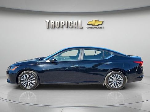 Used 2024 Nissan Altima 2.5 SV image 2