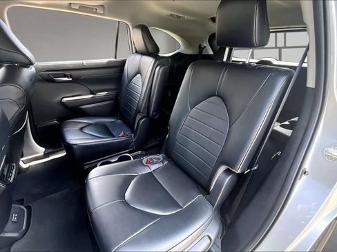 Used 2023 Toyota Highlander XLE FWD image 21