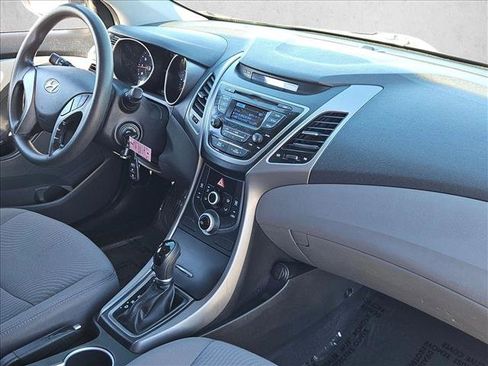 Used 2014 Hyundai Elantra SE image 18