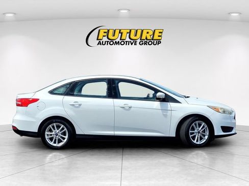 Used 2016 Ford Focus SE w/ SE Power Seat Package FWD image 3